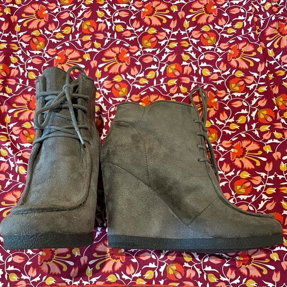 Nine West Nicholson Gray Suede High Wedge Lace Ups - Picture 4 of 8